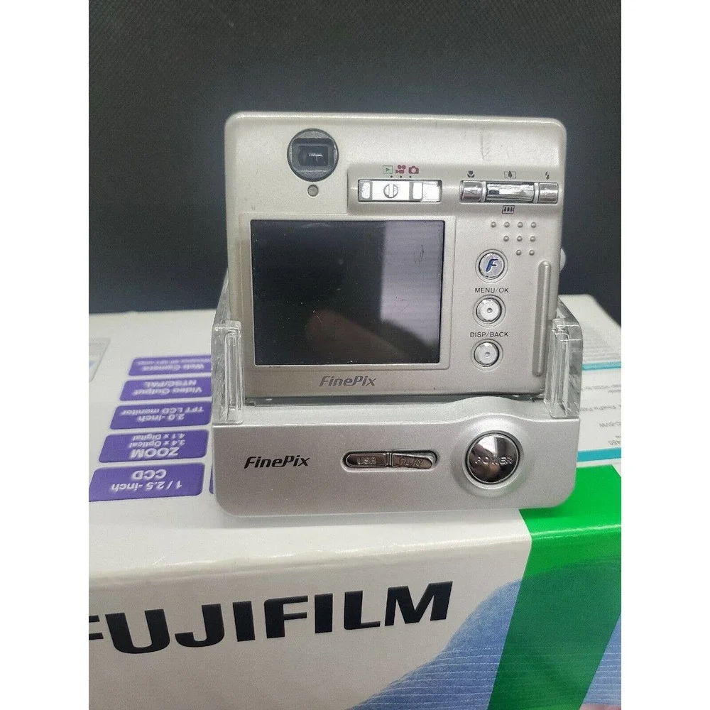 FUJIFILM Finepix F450 5.2MP Digital Camera FOR PARTS BAD SCREEN. camera turns on